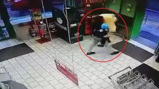 Tătic cu fiul de nici 3 ani în brațe, filmat cum dă o spargere într-un magazin din Rusia și fură un urs de pluș pentru băiețelul lui