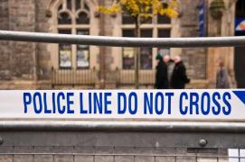 Polițiștii au fost atacați de tânăr, în momentul în care au sosit la locul crimei