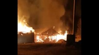 Trei maşini au fost distruse în incendiul din Vatra Dornei