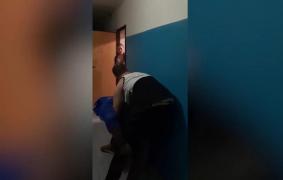 Medic pe ambulanță rus, luat la bătaie de tatăl unui băieţel, pentru că nu şi-a pus botoşei de unică folosinţă la intrarea în apartament