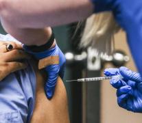 O asistentă a leşinat la câteva minute după ce s-a vaccinat anti-Covid, în fața jurnaliștilor americani