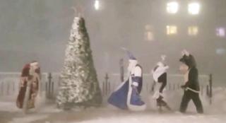 Brad de Crăciun inaugurat la minus 25 de grade Celsius şi rafale de peste 140 km/oră