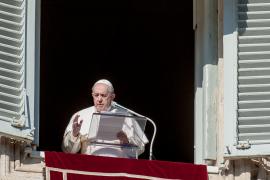 Papa Francisc oferă binecuvântarea în timpul slujbei Angelus