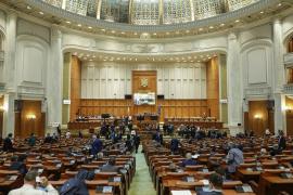 A început prima şedinţă a noului Parlament. Senatorii şi deputaţii îşi preiau mandatele