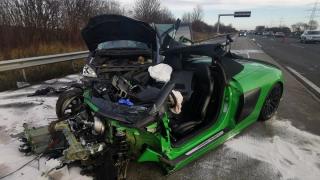 Audi R8 Spyder de 540 cai putere, făcut praf în maşina unui român pe o autostradă din Germania
