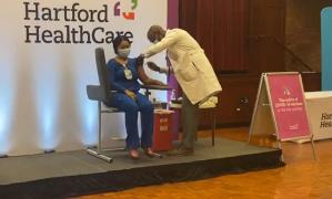 Infirmiera a fost filmată în timp ce era vaccinată