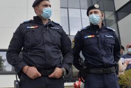 Rămas cu sechele de la fosta nevastă, un bărbat din Tulcea a început să demoleze un autoturism, pe stradă, crezând că e al femeii