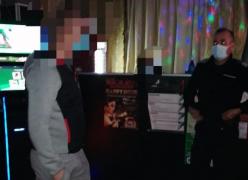 Tânăr întors de la muncă, din Austria, găsit de jandarmi jucând de zor la pariuri, în loc să stea în izolare, acasă