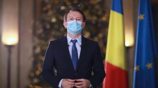 Florin Cîțu, premierul României, într-un decor de sărbătoare, transmite un mesaj de Crăciun românilor