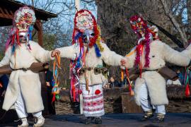 Tradiţii, obiceiuri şi superstiţii de Crăciun. Astăzi, pâinea se aşează sub masă pentru noroc, iar copiii umblă cu Steaua