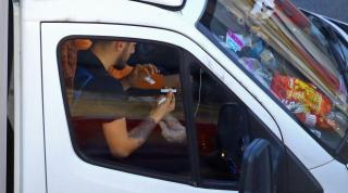 Pasagerul unei maşini aşteaptă rezultatul testului Covid-19