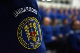 Maior de jandarmi, filmat cum ameninţă poliţiştii: "Sunt ofiţer superior, eşti nebun? Bă, ia mâna de pe mine. Voi avea grijă specială de tine"