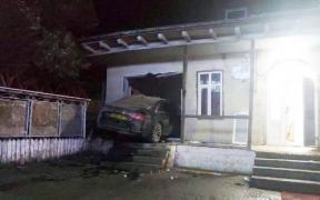 O şoferiţă s-a înfipt cu Audi în sediul primăriei Şcheia din Iaşi. Femeia a "parcat" într-una din încăperi