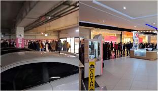 Oamenii stau la coadă pentru a putea intra în mall-ul din Târgu Jiu și în magazinele din mall