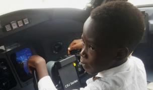 După ce un elicopter i-a distrus casa, un copil din Uganda a devenit, la 7 ani, expert în aviaţie şi are deja ore de zbor pe un Cessna