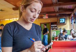 Femeia susţine că restaurantul refuză să îi dea banii