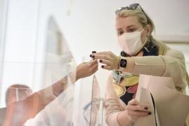 O persoana primeste o stampila de vot in interiorul unei sectii de votare