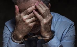 Bătrân în cătuşe