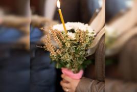 O femeie din Suceava a murit la înmormântarea soțului ei. Femeia s-a prăbușit în ușa bisericii