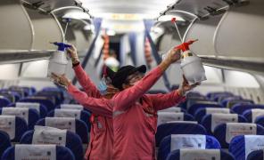 Angajate chineze sterilizează un avion contra coronavirusului