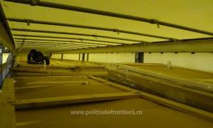 Poliţiştii au predat migranţii găsiţi printre saltele autorităţilor bulgare