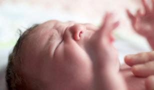 Bebeluşul a ajuns la spital cu multiple traumatisme