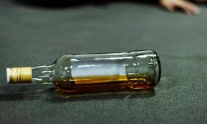 Un sucevean și-a înjunghiat prietenul de pahar, după ce a refuzat să "împartă" nevasta