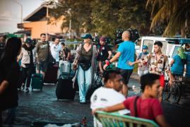 Concurenții Asia Express, părăsiți într-o piață de pește înainte de începerea cursei