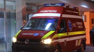 Ambulanță Smurd în misiune în fața unui spital