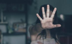 Zilele trecute, femeia a reuşit să scape şi a ieşit în stradă cu lanţurile încă prinse de picioare