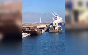 Barja s-a îndoit de la mijloc şi a început să ia apă