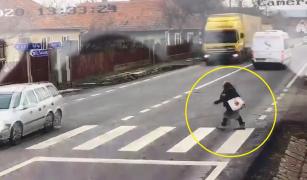 Un şofer de TIR nu a oprit la trecerea de pietoni, în Covasna