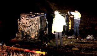 O maşină a ieşit de pe şosea, după care a plonjat peste un dig de aproximativ zece metri