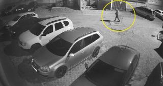 Băut şi adormit, un bărbat a spart o maşină ca să doarmă în ea