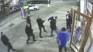 Un tânăr este atacat şi bătut de agenţi de pază, în Arad