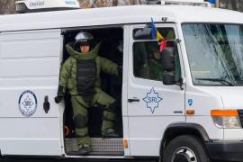 Pirotehnişti şi poliţişti caută orice pachet suspect