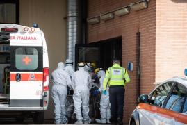 Medicii transportă pe targă pacientul suspect de coronavirus în Italia