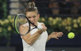 Simona Halep lovește mingea în finala turneului din Dubai