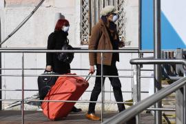 Două femei care bagaje spre aeroport