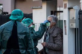 Medici italieni verifică o localnică de coronavirus