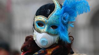 Participantă cu mască sanitară la Carnavalul de la Veneția