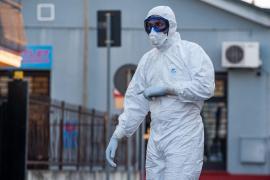 Medic în costum de protecţie