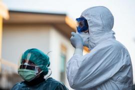 Medici în costum de protecţie