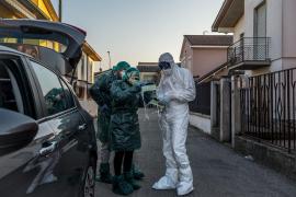 Medici italieni verifică pacienți de coronavirus