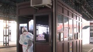 Medic în costum de protecție contra coronavirusului la graniță în Arad