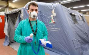 Medic italian cu aparat de testare a coronavirusului