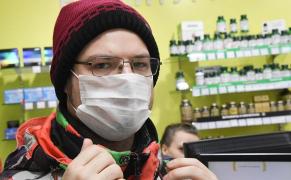 Un bărbat recent sosit din Italia, dintr-o zonă unde s-a confirmat infecția cu virusul COVID-19, nu a fost primit acasă de familie