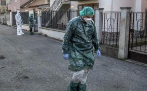 Medici în costum de protecţie