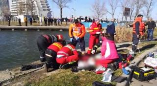 Un copil şi bunicul lui au plonjat cu maşina în Lacul Siutghiol. Intervin pompierii şi scafandrii