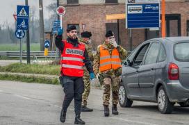 Carabinierii opresc o maşină